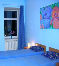 Dormitorio azul con 2 camas individuales